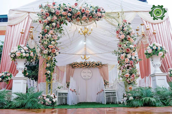 Trang trí tiệc cưới tại nhà đơn giản với cổng cưới