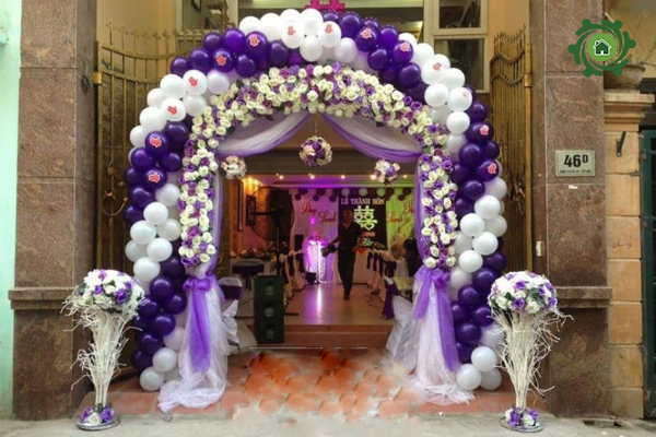 Trang trí tiệc cưới tại nhà đơn giản với cổng cưới
